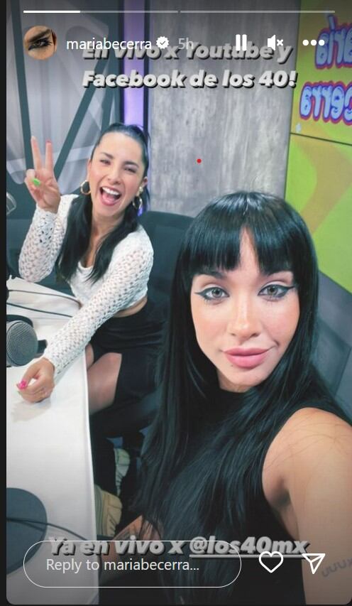 María Becerra en la radio "Los 40 principales” de México.