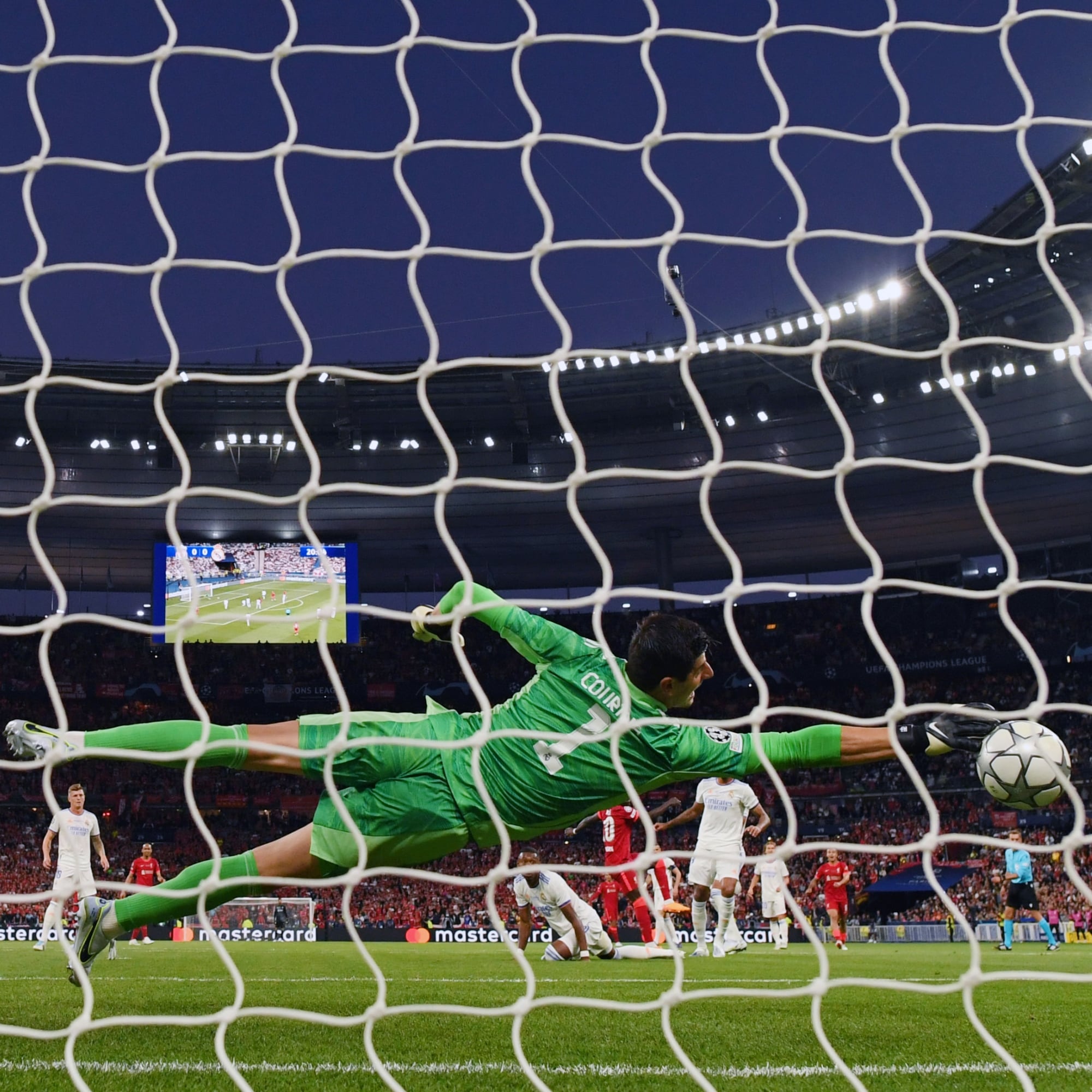 Thibaut Courtois le atajó una pelota increíble a Sadio Mané.