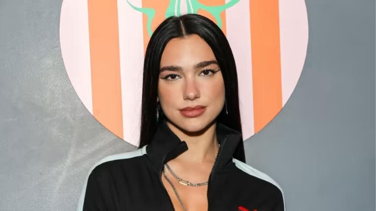 Dua Lipa subió la temperatura al mostrarse en microbikini tejida