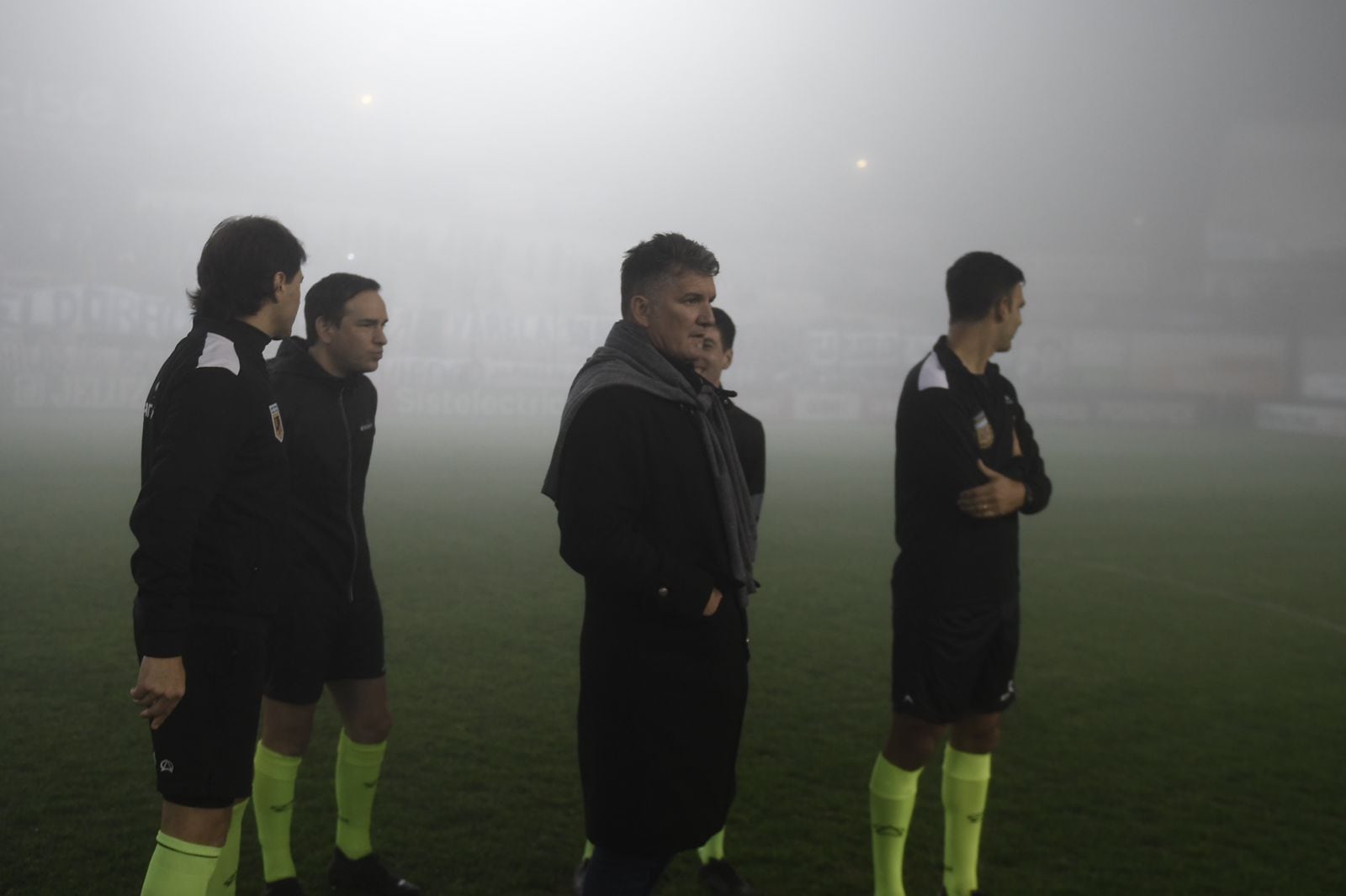 La neblina copó la cancha de Quilmes y no se pudo jugar el partido con Belgrano. (Federico López Claro)