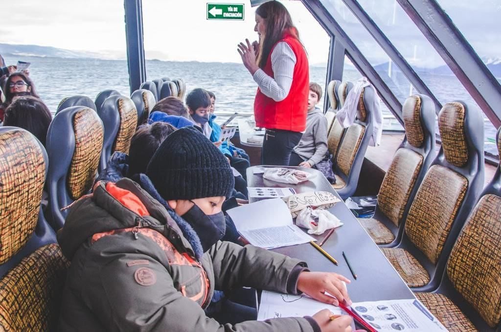 A bordo del catamarán, realizaron actividades educativas.