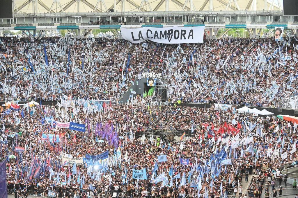 Con La Cámpora como protagonista, así esperó la gente a Cristina en el acto por el Día de la Militancia. (La Cámpora)