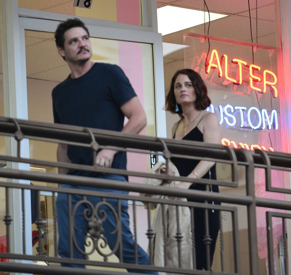 Pedro Pascal y Robin Tunney.