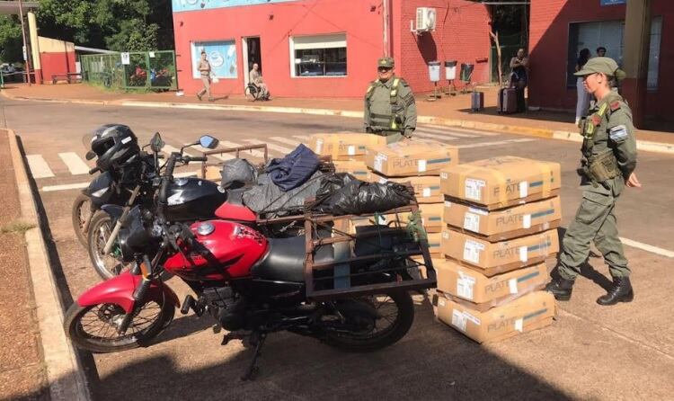 Gendarmería Nacional detiene a motociclistas con contrabando de carne en Puerto Iguazú.