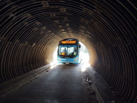 Un colectivo quedó incrustado en un túnel (Telefe Rosario)