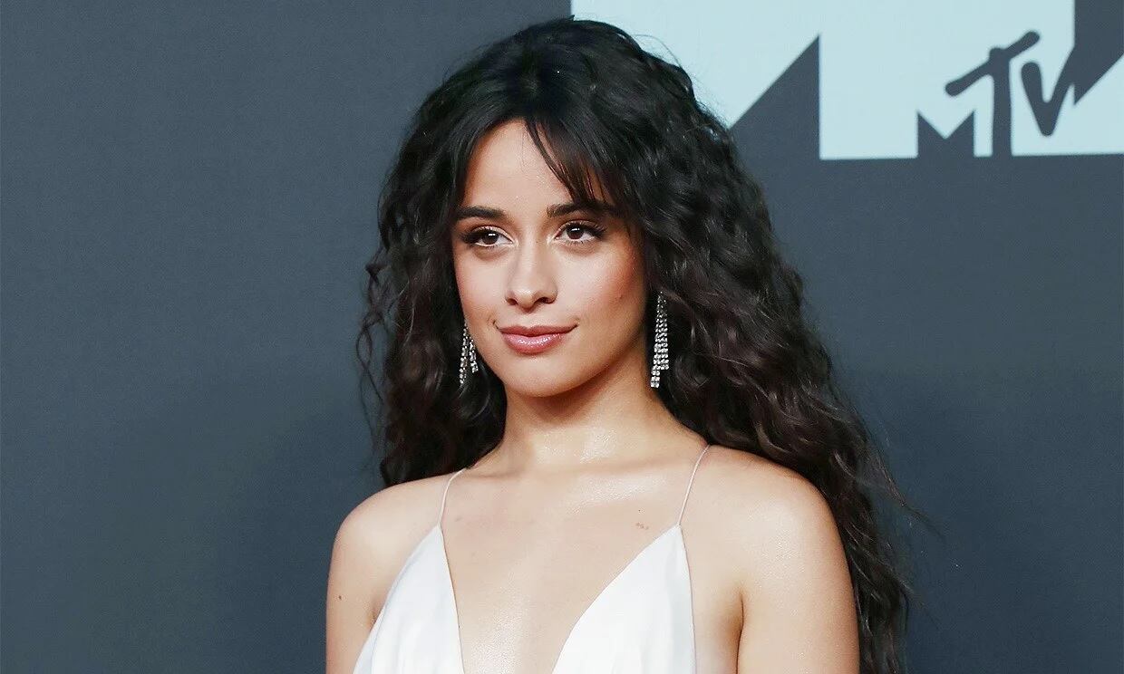 Camila Cabello cautivó a más de un millón de personas con su conjunto de dos piezas fucsia.