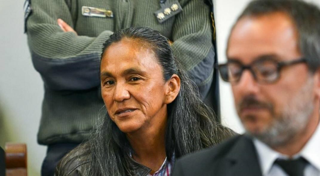 En primer plano el abogado Marcos Aldazabal, atrás la dirigente y exlegisladora Milagro Sala en uno de los juicios sustanciados en su contra.