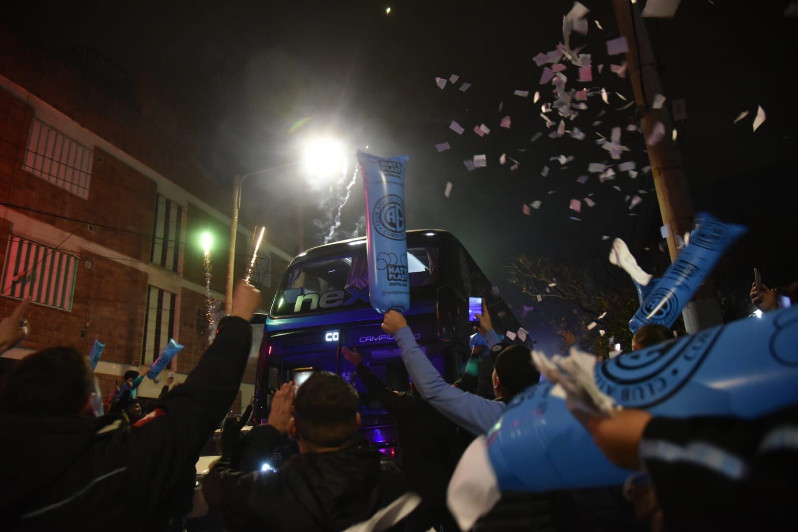 El recibimiento de los hinchas de Belgrano al plantel celeste en Alberdi. (Facundo Luque / La Voz)