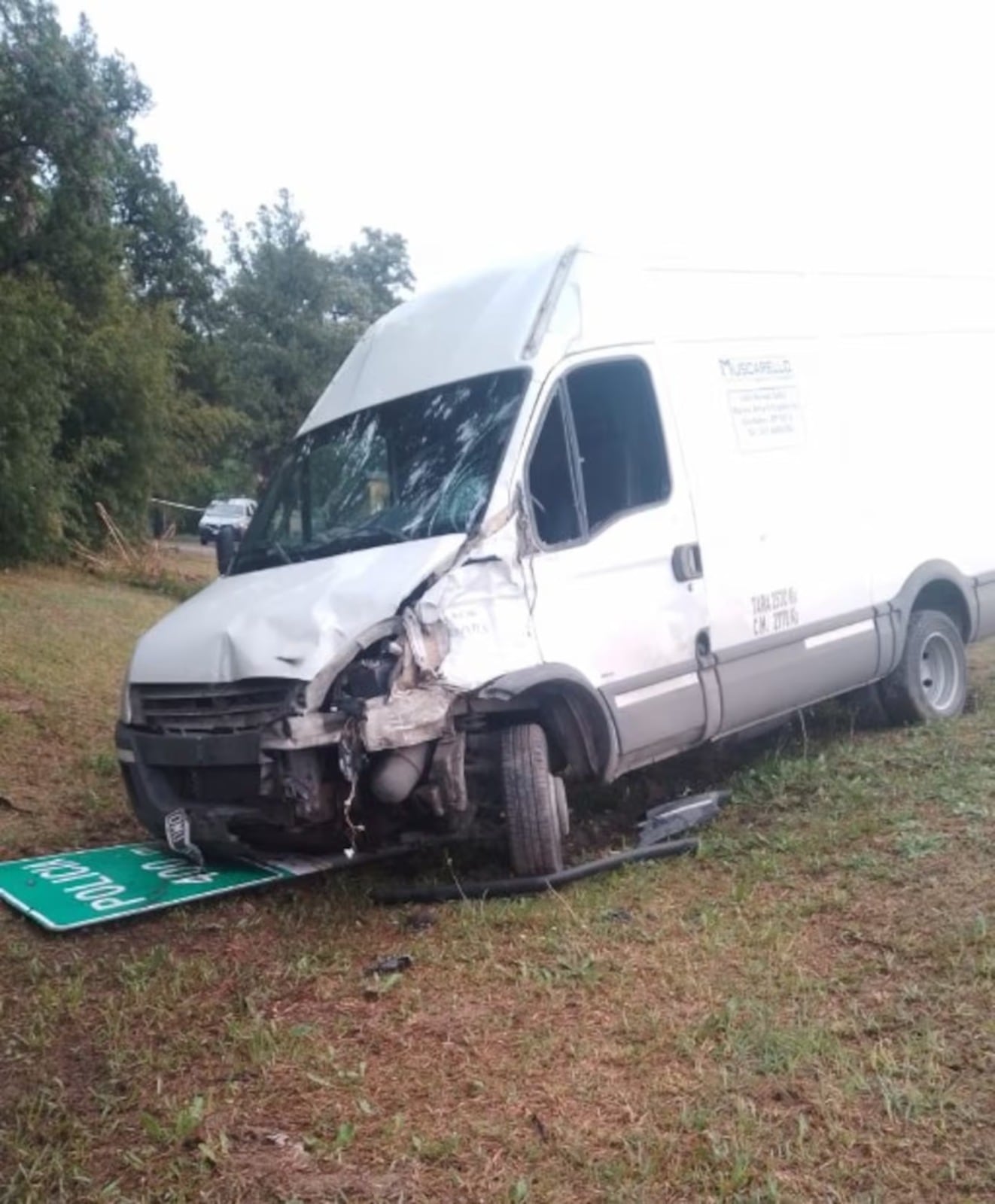 La camioneta que arrolló al joven que esperaba el colectivo para ir a la escuela.