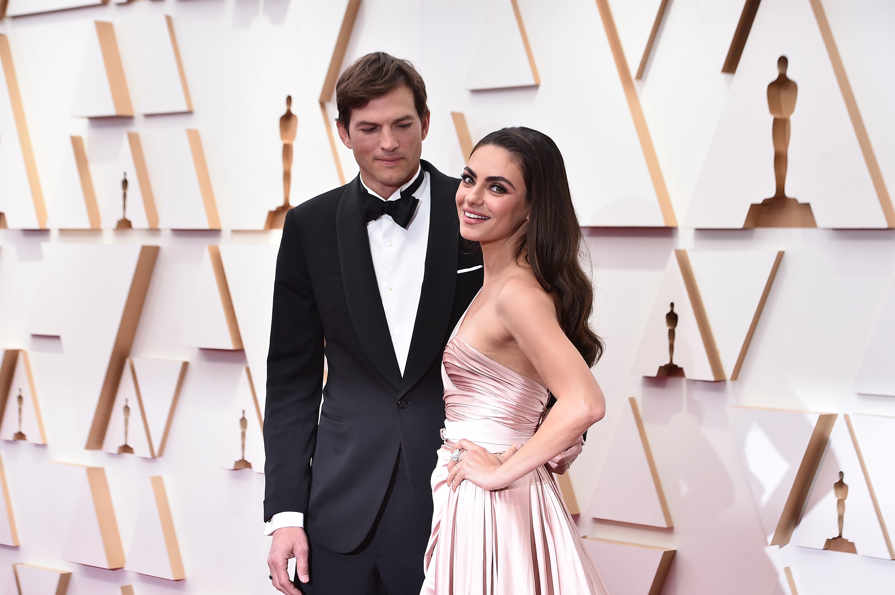 ARCHIVO - Ashton Kutcher, izquierda, y Mila Kunis llegan a la entrega de los premios Oscar, el domingo 27 de marzo de 2022, en el Dolby Theatre de Los Ángeles. (Foto de Jordan Strauss/Invision/AP, archivo)