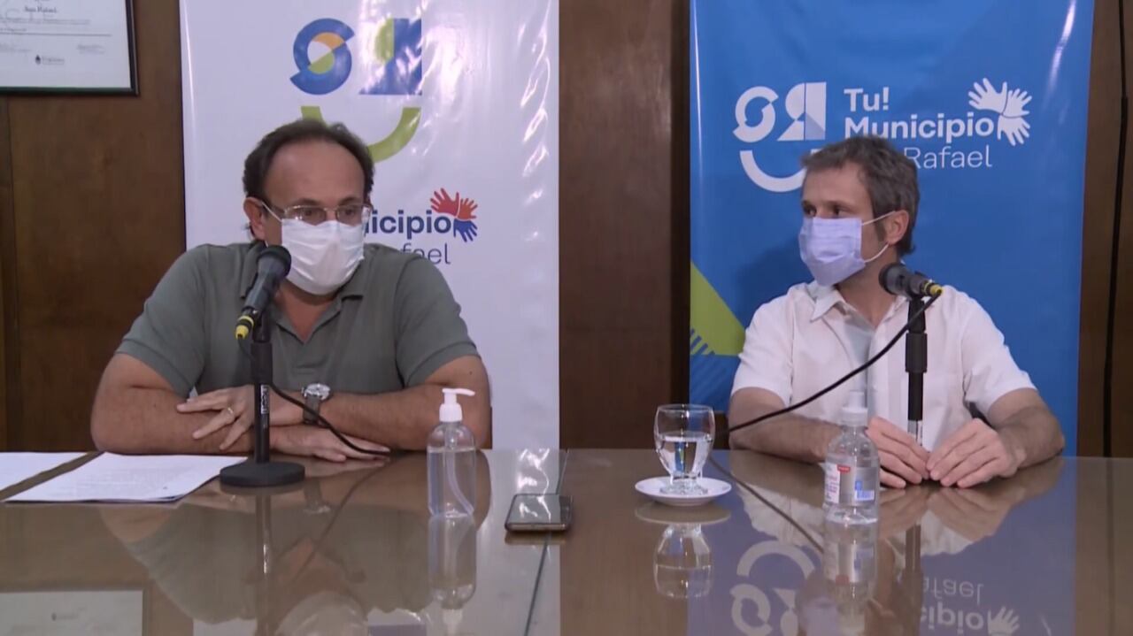 El Director de Legales, Alfredo Juri Sticca, y el Secretario de Gobierno, Nahuel Arscone, en la conferencia de prensa sobre las licencias de conducir.