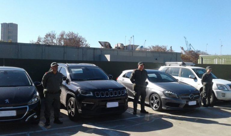 Los autos fueron trasladados por efectivos de Gendarmería. (Luciano Thierberger)