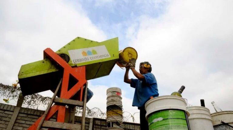 Cartoneros solidarios: fabrican útiles escolares con telgopor reciclado (Foto: Clarín)