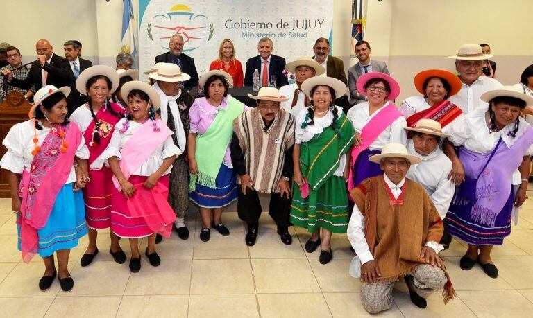 Un ballet folklórico integrado por adultos mayores le puso color y alegría al acto.