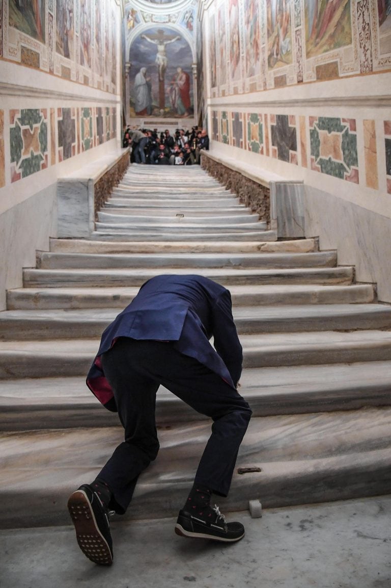 El momento de la apertura oficial de la Scala Santa sin los listones de madera (ANSA)