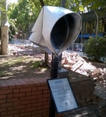 La escultura de metal fue creada por los internos del penal de San Felipe, y simboliza el mundialmente reconocido pañuelo de las Madres de Plaza de Mayo.