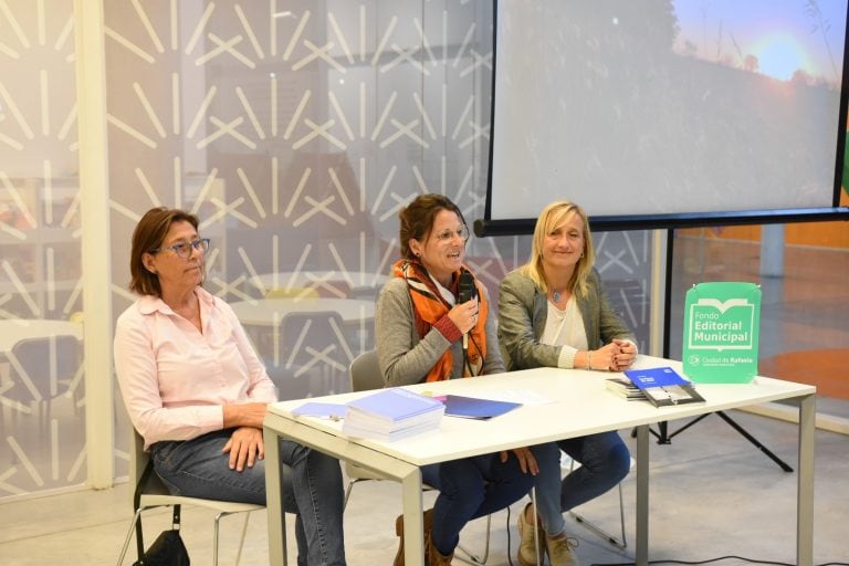 El acto de apertura de sobres estuvo a cargo de Mabel Zimmermann (ERA), María Josefa Sabellotti (Sec. de Cultura) y Mariana Andereggen (Sec. de Educación). (Prensa Municipalidad de Rafaela)