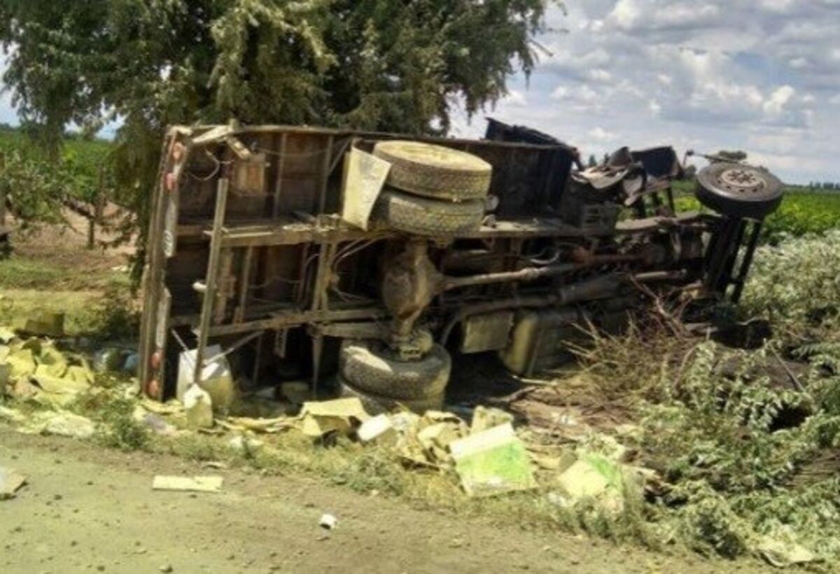 Murió un camionero que volcó con una carga de sustancias altamente tóxicas