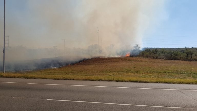 Incendio contenido en autopista Córdoba - Carlos Paz. (Foto: Twitter Gob. de Córdoba).