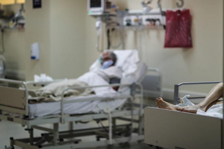 Pacientes con COVID-19 en el área de terapia intensiva del Hospital del Bicentenario de Esteban Echeverria. (Foto: Juan Ignacio Roncoroni/EFE)