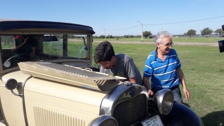 Los vehículos antiguos siempre son un gran atractivo (Municipalidad de Santa Rosa)