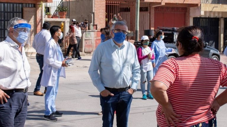 El gobernador Morales dialogó con vecinos del barrio Alto Comedero durante una recorrida este miércoles.