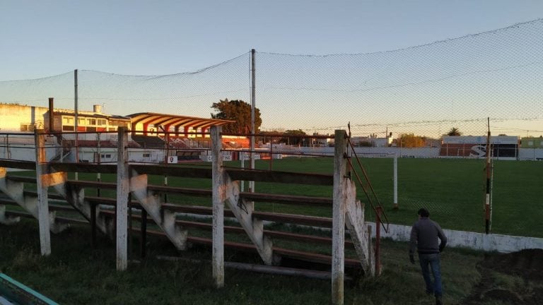 Por ahora la vieja tribuna permanerá, luego será reemplazada por los módulos nuevos.