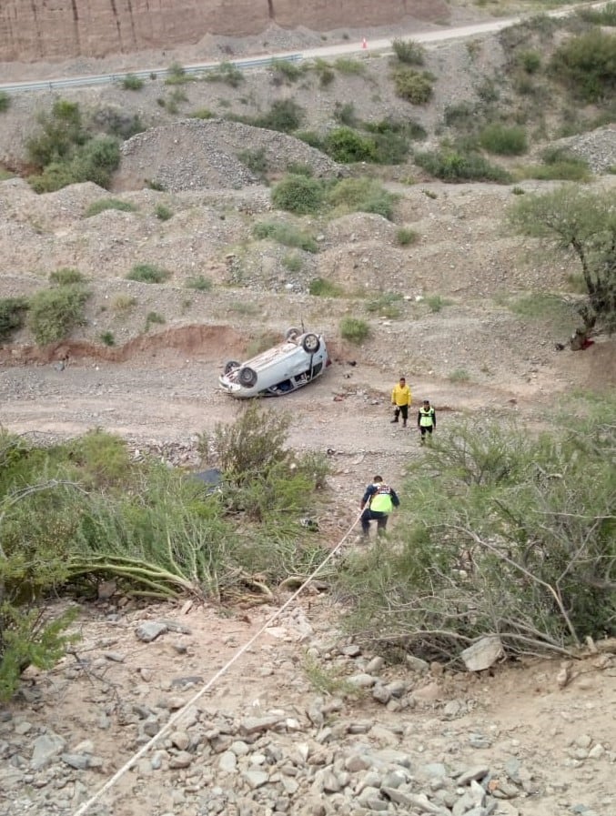 Un hombre murió al volcar el auto en la ruta 40 cerca de Cachi. (Policía de Salta)