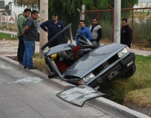 El joven de 18 años que se estrelló contra un poste quedó internado en el Hospital Central.