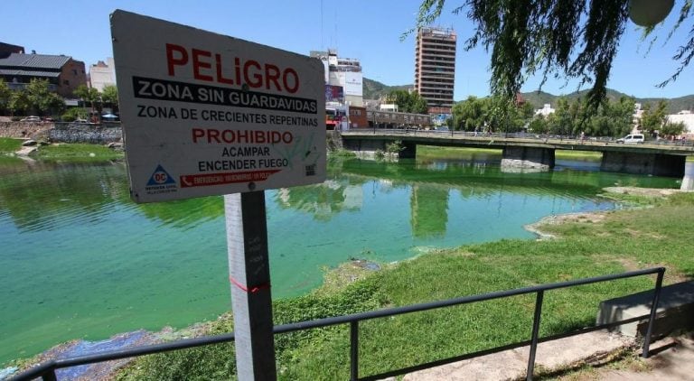 El lago San Roque se torna de color verde