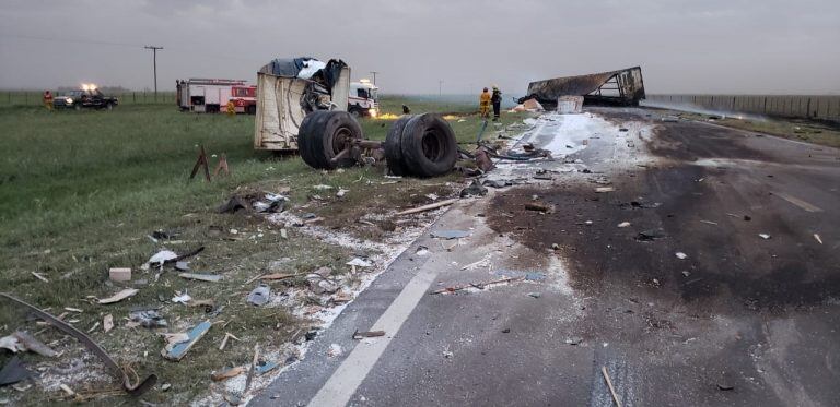 El impresionante choque de camiones en la Ruta 35 a la altura de San Basilio y que terminó con una persona muerta.