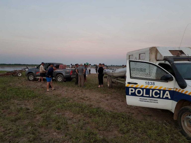 Búsqueda desesperada de un pescador de 16 años que cayó al Bermejo. (Policía de Salta)