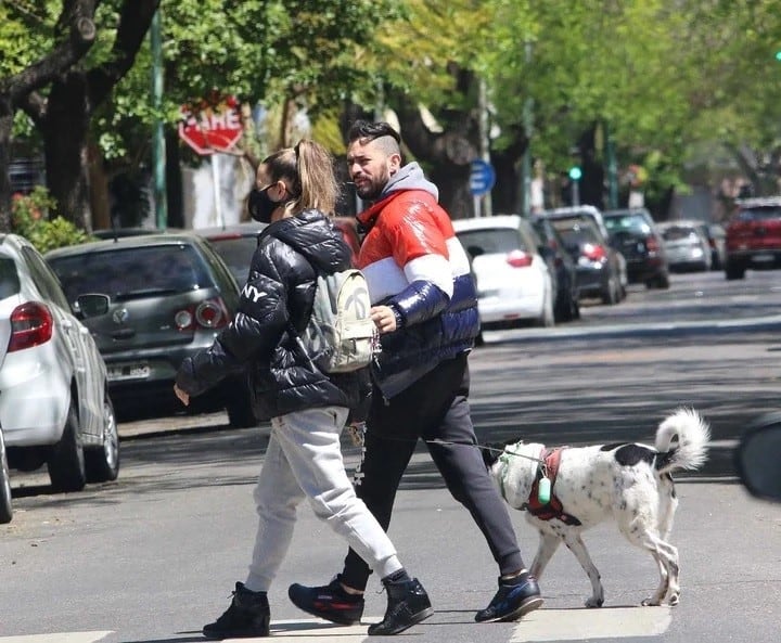 Jimena Barón y el Tucu López a los besos en una plaza de Villa Urquiza (Foto: Movilpress)