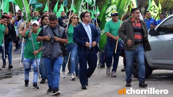 Ariel Rosendo junto a trabajdores del gremio Smata.