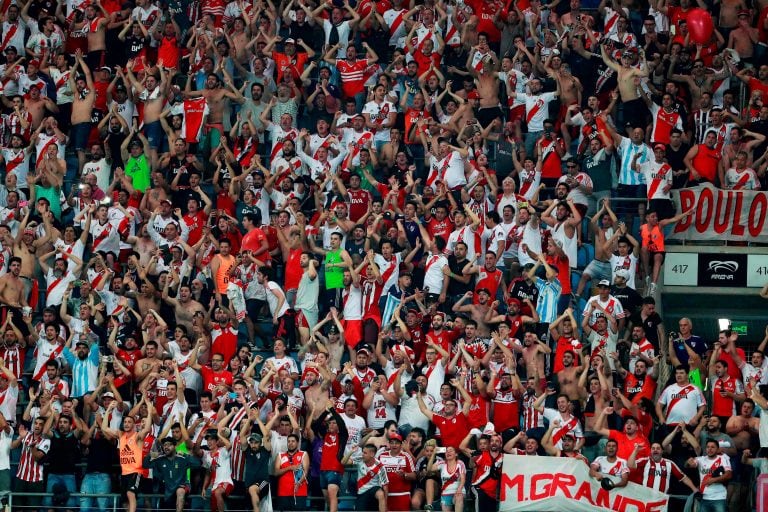 Los hinchas de River alientan a su equipo antes de que empiece el partido contra Gremio. Crédito: Photo by Itamar AGUIAR / AFP.