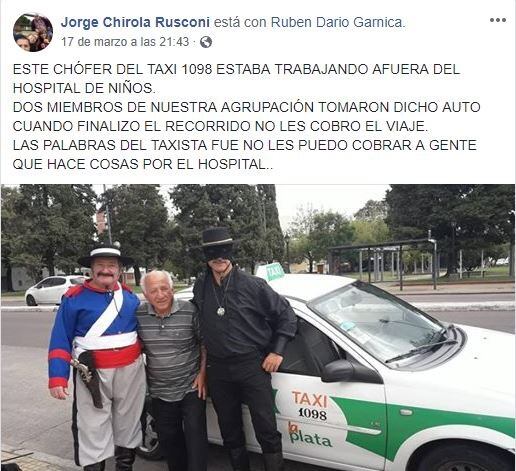 Taxista junto a dos voluntarios del Hospital de Niños.