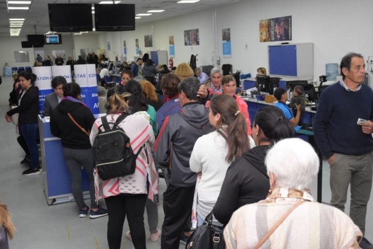 Largas colas en Anses San Luis para anotarse al Refuerzo Alimentario.