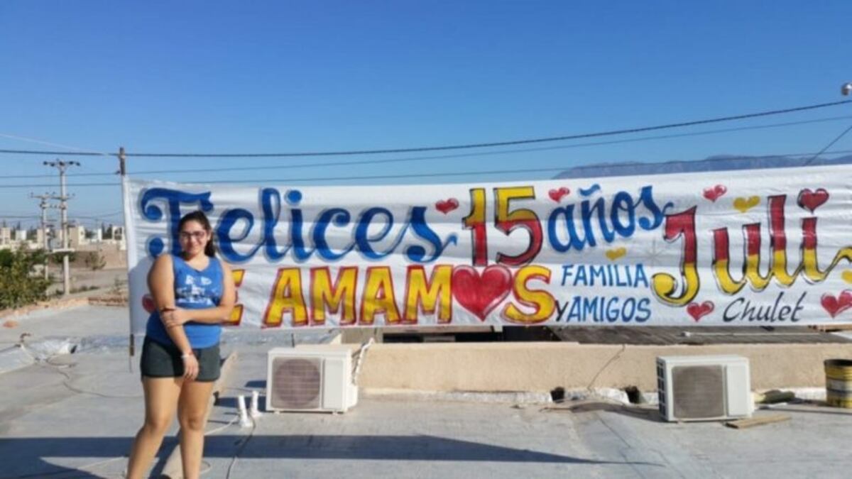 Cumplió 15 "en cuarentena" y todo su barrio lo festejó en el techo