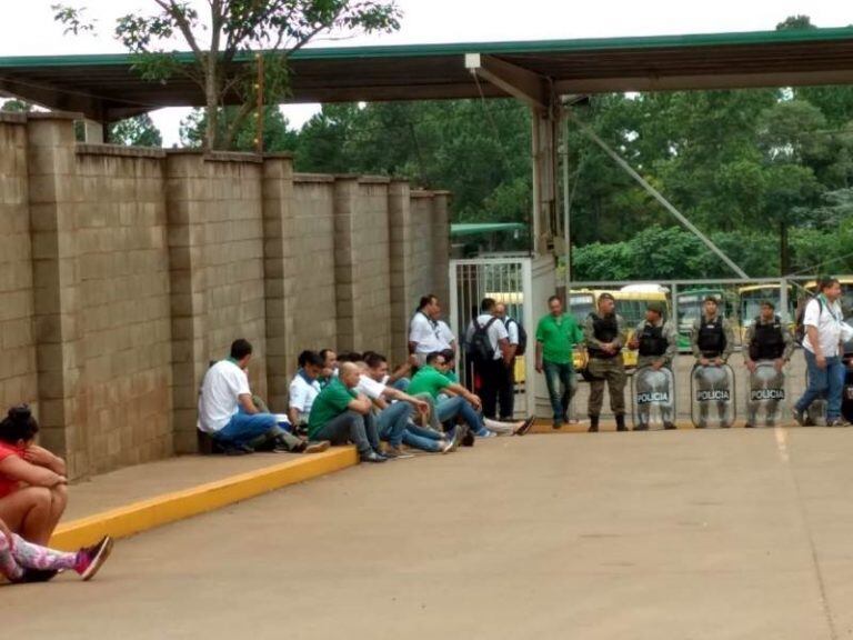 Manifestantes ya protestaron frente a las empresas a comienzos de año. (MOL)