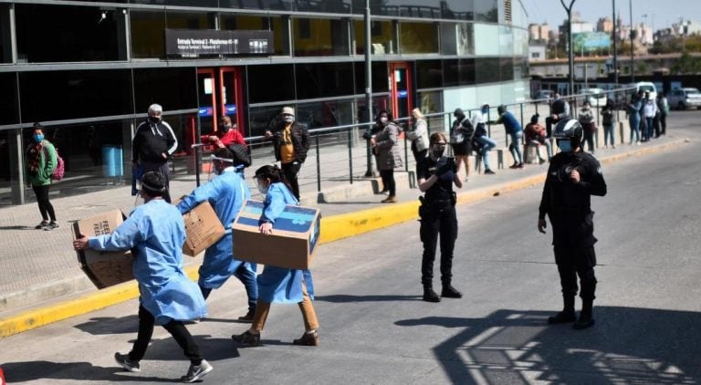 Largas filas para las pruebas de covid en la Terminal cordobesa.