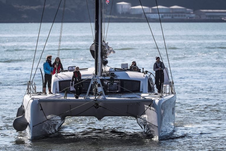 Greta Thunberg llegando a muelle Santo Amaro en Lisboa, Portugal (CARLOS COSTA / AFP)