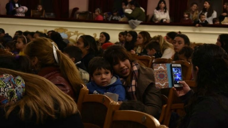 Miles de nicoleños pasaron por el Teatro Municipal.