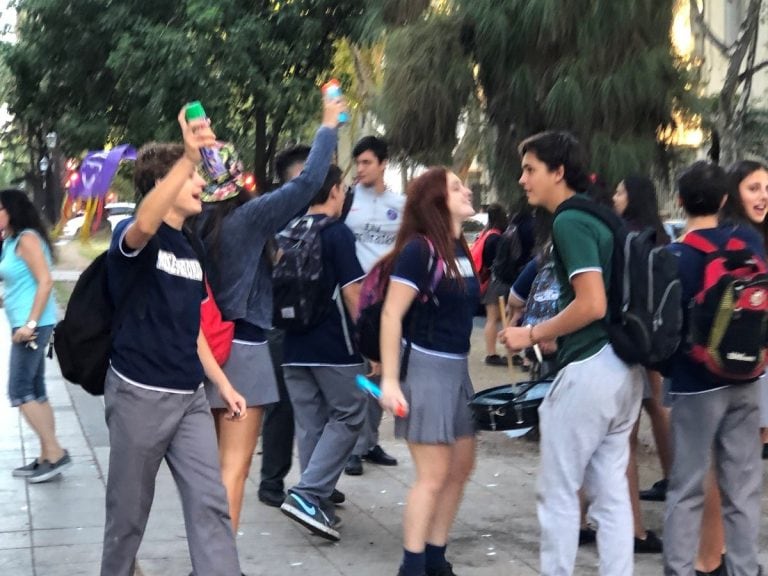 Festejo del último primer día de clases en Misericordia. (@BeatrizPriotti)