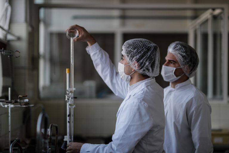 Empleados de la empresa Farmacoop trabajan en la producción de alcohol en gel, como medio de prevención en la lucha contra el COVID-19, este viernes en Buenos Aires (Argentina). (Foto:EFE/Juan Ignacio Roncoroni)