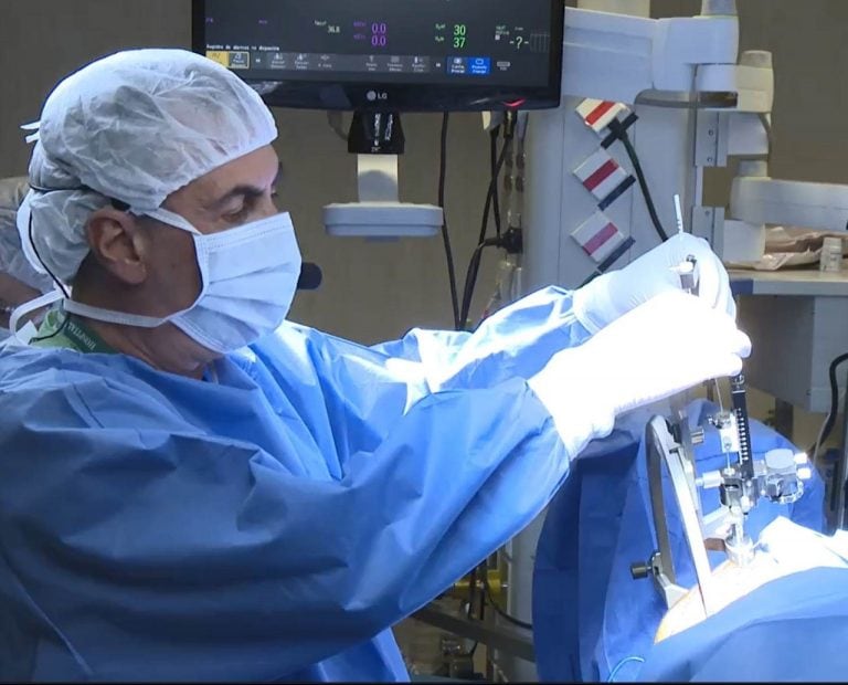 Epilepsia: el doctor Carlos Ciraolo realiza en el Italiano una cirugía pionera en América Latina (Foto: Clarín)