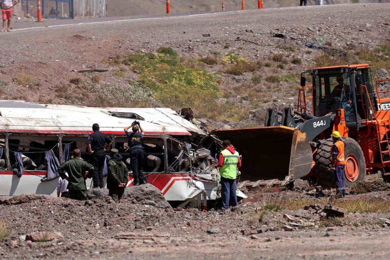 MENDOZA lAS cUEVAS aLTA MONTAÑA ACCIDENTE MICRO CHILENO QUE TRANSPORTABA JOVENES JUGADORES DEL CLUB COLO coLO  de lo boza accidente en la ruta 7 ruta de alta montaña que conecta Mendoza con Chile
TRES MUERTOS Y VARIOS HERIDOS 

Police officers and soldiers work at the scene after a bus carrying teenagers from a Chilean football school crashed into another bus on its way to Paraguay near Las Cuevas locality in the Argentine province of Mendoza, on February 2, 2018. 
At least three youngsters from the Chilean Colo-Colo Lo Boza football school, who where heading to Paraguay to take part in a competition, died in the accident, police reported. / AFP PHOTO / Marcelo RUIZ mendoza  accidente de un micro chileno que desbarranco tragedia vial omnibus volco vuelco y cayo a un barranco chicos muertos del club de futbol infantil chileno colo colo