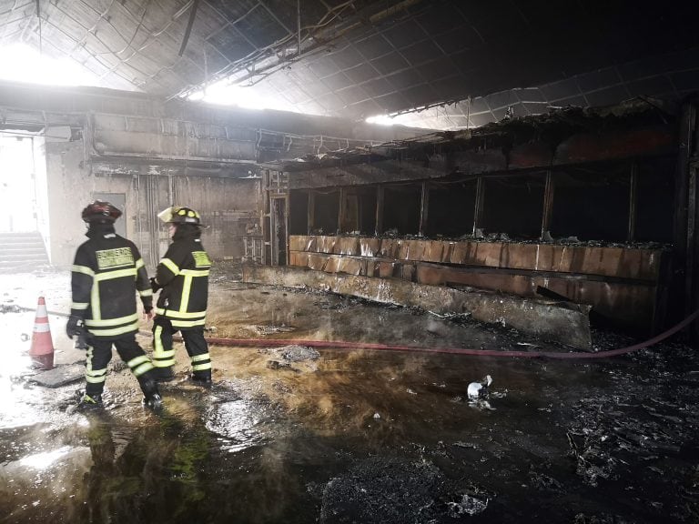 Bomberos en un incendio durante las protestas en Santiago de Chile (Foto: AGENCIA UNO)