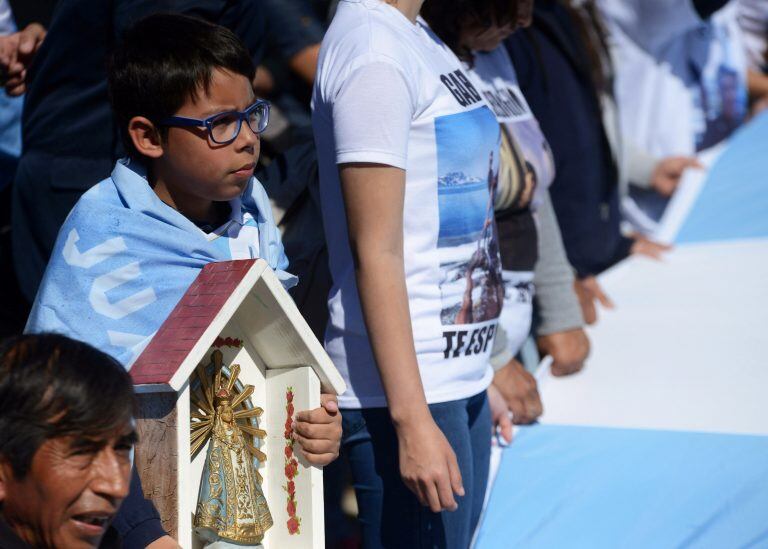 Familiares de los tripulantes marcharon hacia la base naval de Mar del Plata (REUTERS)