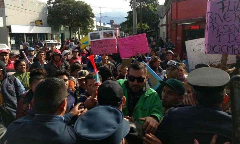 Enfrentamiento entre la policía y vecinos