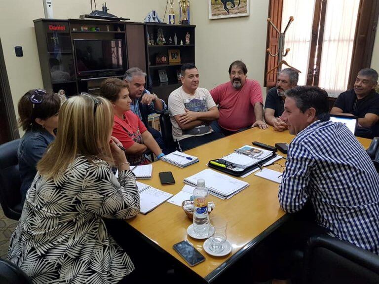 El Intendente Daniel Salibi recibió a los Veteranos de Malvinas y a Directoras de las Instituciones Educativas de la Ciudad para organizar el acto. (Foto: Municipalidad de Mendiolaza)